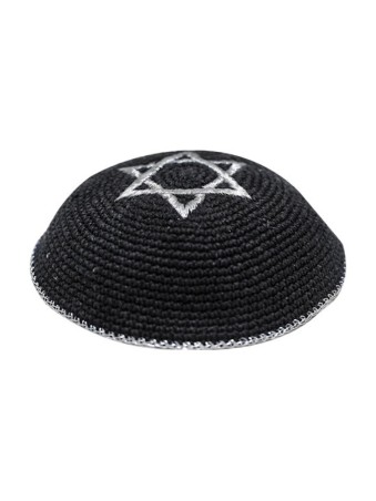 כיפה סרוגה שחורה עם מגן דוד כסף ו... | כיפה סרוגה